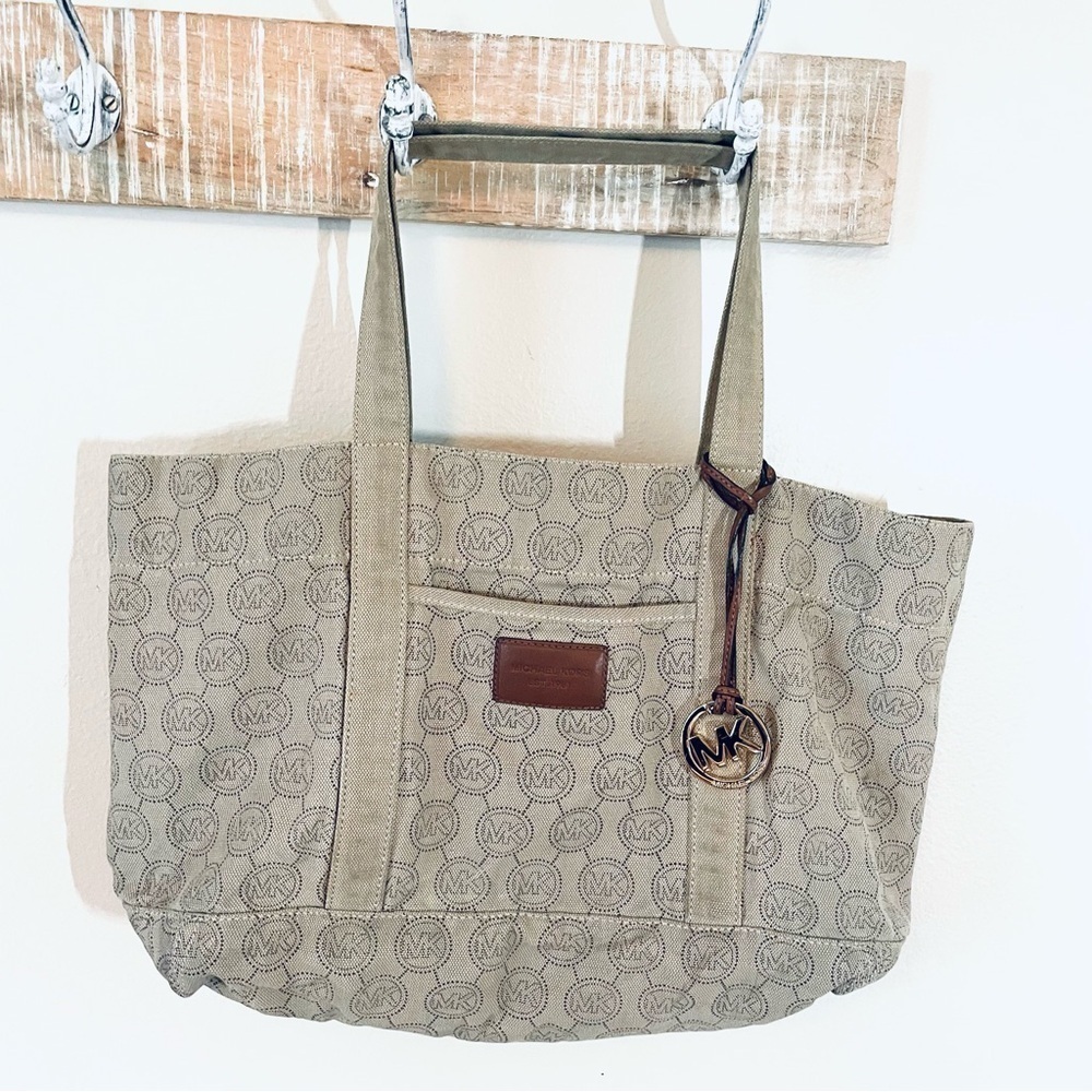 Original Michael Kors Canvas Large Tote Bag – Stylish & Functional! 👜✨ - Picture 9 of 9